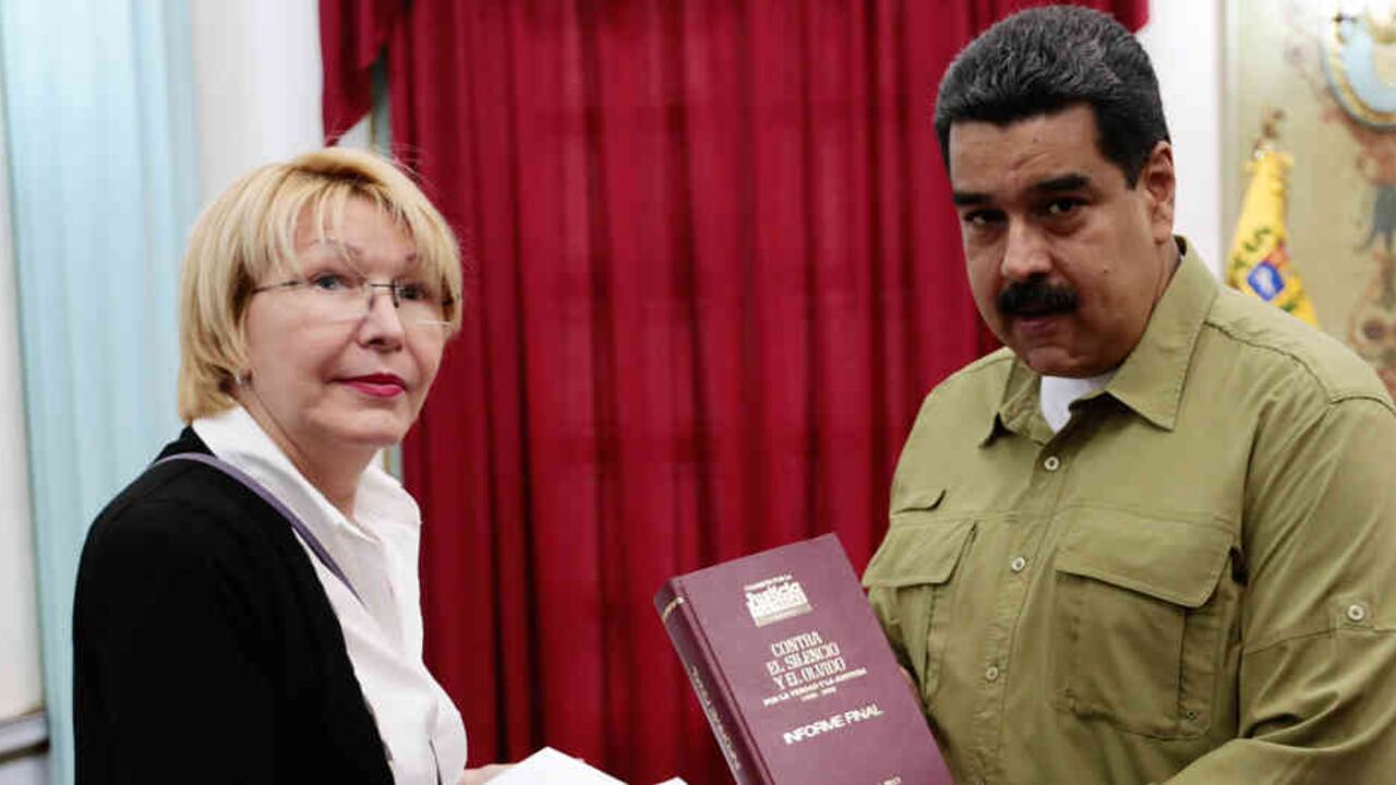 La fiscal Luisa Ortega junto a Nicolás Maduro durante una reunión en el palacio presidencial de Miraflores el 1 de abril de 2017.