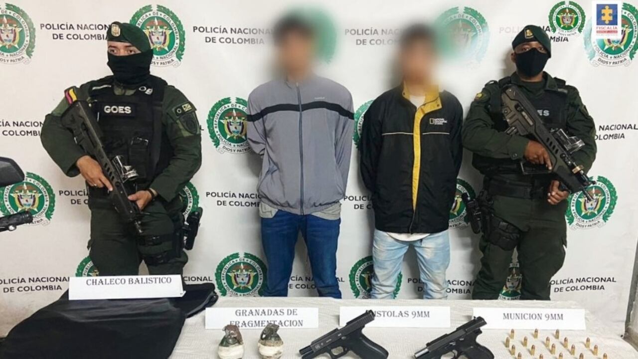 Jeferson Estiven Jiménez Salazar y Jean Pol Guerrero Gil, fueron capturados en inmediaciones de la base de Carabineros de Cali, portando presuntamente armamento de uso privativo de la Fuerza Pública.