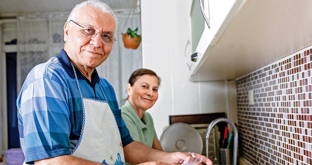  Un estudio hecho por expertos de Singapur descubrió que los adultos mayores que realizan trabajos domésticos tienen mejor memoria y atención. 