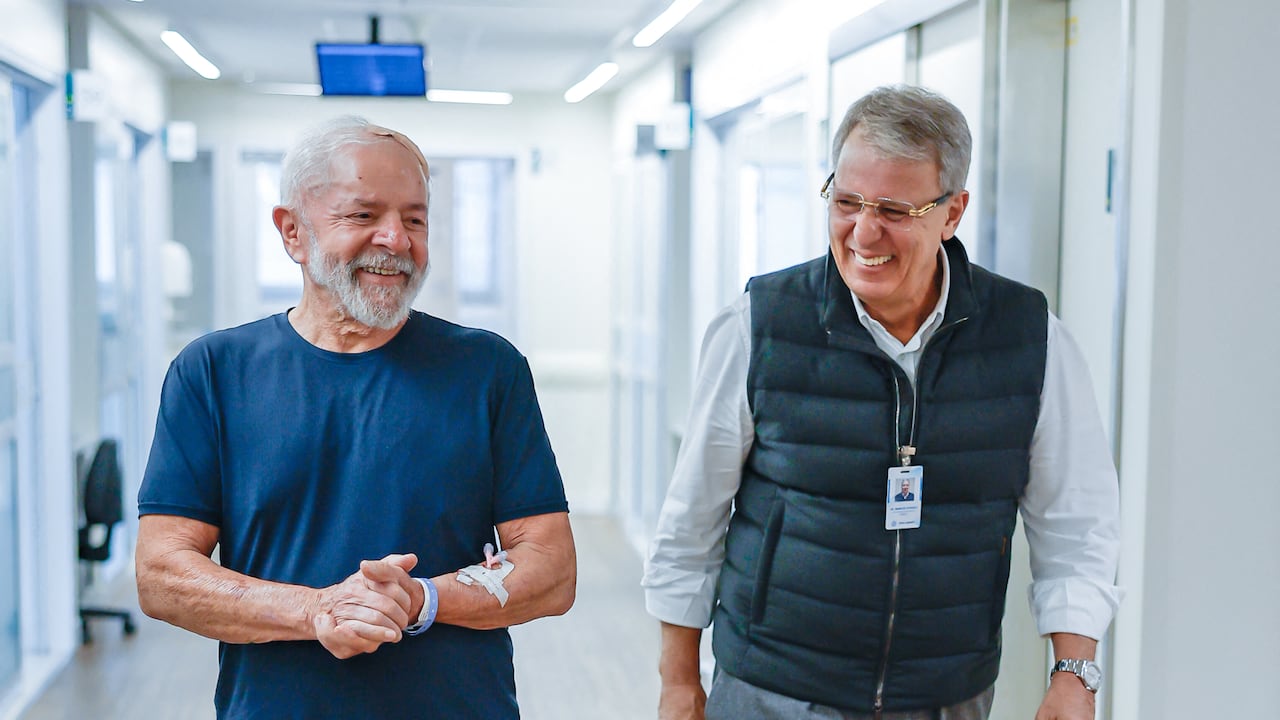 Esta fotografía publicada por la vicepresidencia brasileña muestra al presidente Luiz Inácio Lula da Silva (izq.) caminando con su neurocirujano, el Dr. Marcos Stavale, en el hospital sirio-libanés de Sao Paulo, Brasil, el 13 de diciembre de 2024. "Soy fuerte y firme !" "El presidente brasileño, Luiz Inácio Lula da Silva, dijo en una publicación en línea el viernes con un video de él caminando sin ayuda después de una cirugía de emergencia a principios de esta semana.
