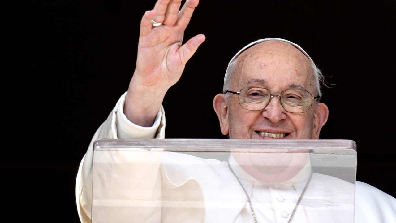 En la octava estación Francisco resalta a las mujeres