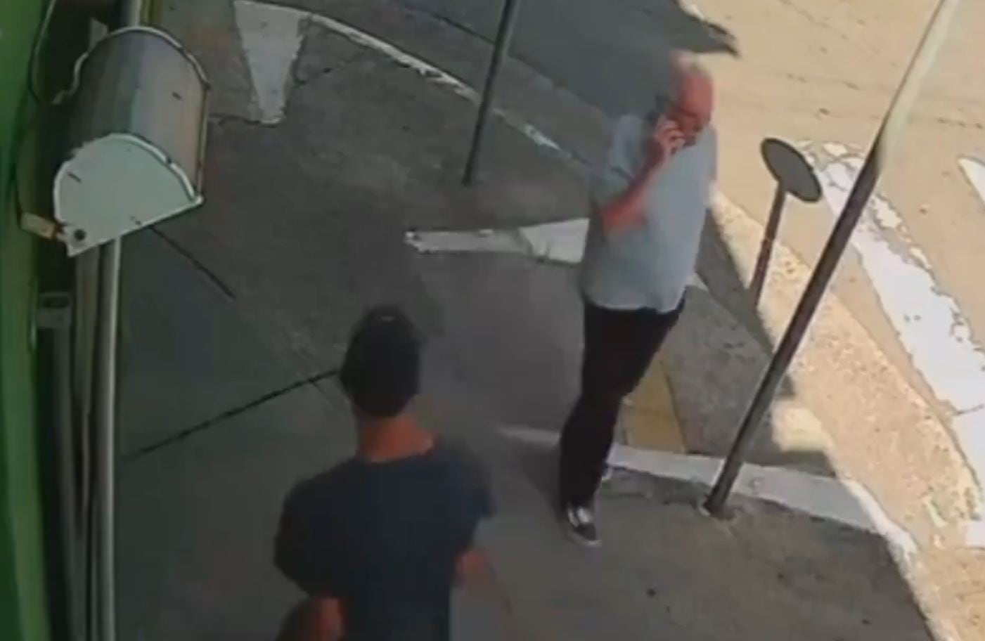 El adulto mayor hablaba tranquilamente por su celular cuando fue sorprendido por el delincuente.