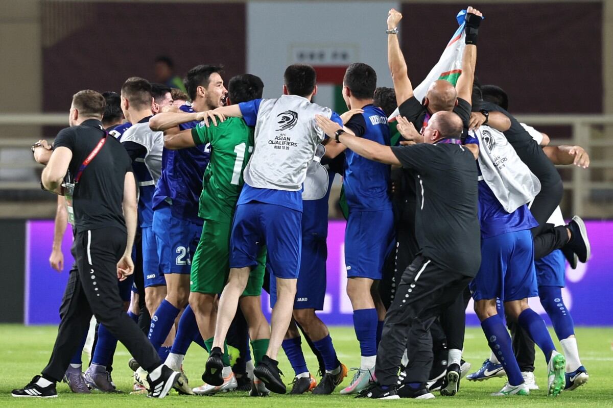 Los jugadores de Uzbekistán celebran después de que su partido de fútbol de clasificación asiática para la Copa Mundial de la FIFA 2026 contra los Emiratos Árabes Unidos terminara en empate, clasificándolos para la Copa del Mundo por primera vez, en el estadio Al-Nahyan de Abu Dabi el 5 de junio de 2025. (Foto de Fadel SENNA / AFP)