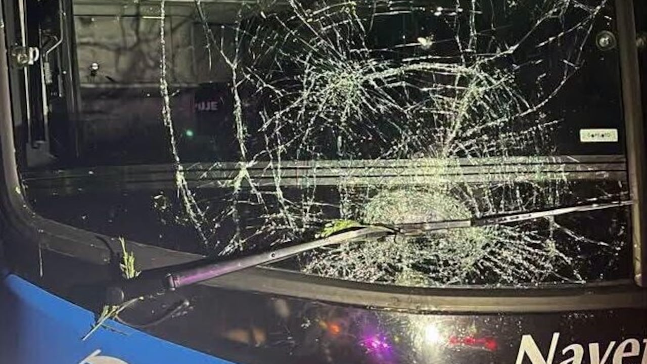 Bus presuntamente atacado a disparos en Tolima.