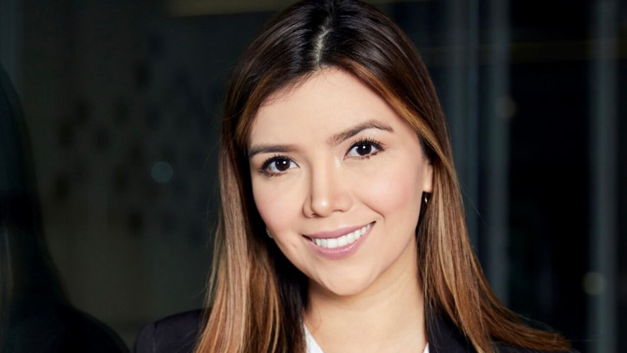 La productora de cine es amante del gtrabajo de las mujeres, ve en ellas muchas ganas y talento; por eso, les brinda la oportunidad de crecer junto a ella, la mayoría de supervisoras que tiene en su equipo son inmigrantes.