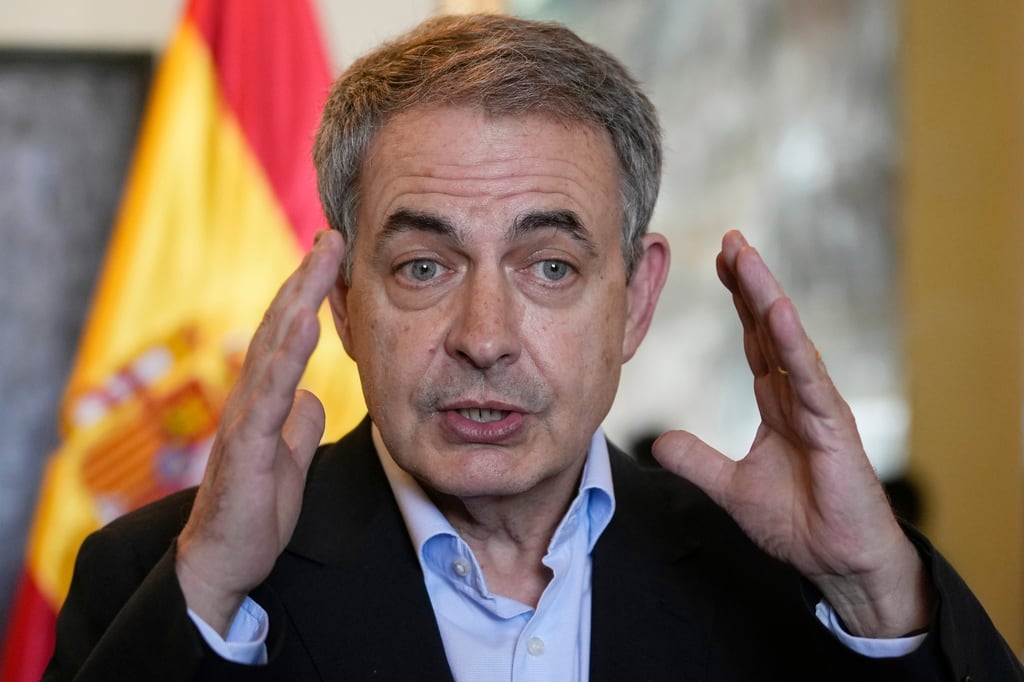 El ex primer ministro español José Luis Rodríguez Zapatero habla con periodistas en La Paz, Bolivia, el jueves 12 de mayo de 2022.