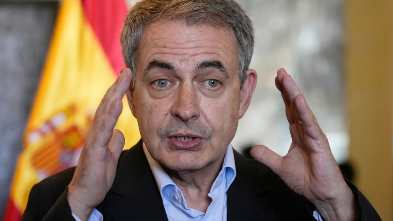 El ex primer ministro español José Luis Rodríguez Zapatero habla con periodistas en La Paz, Bolivia, el jueves 12 de mayo de 2022.
