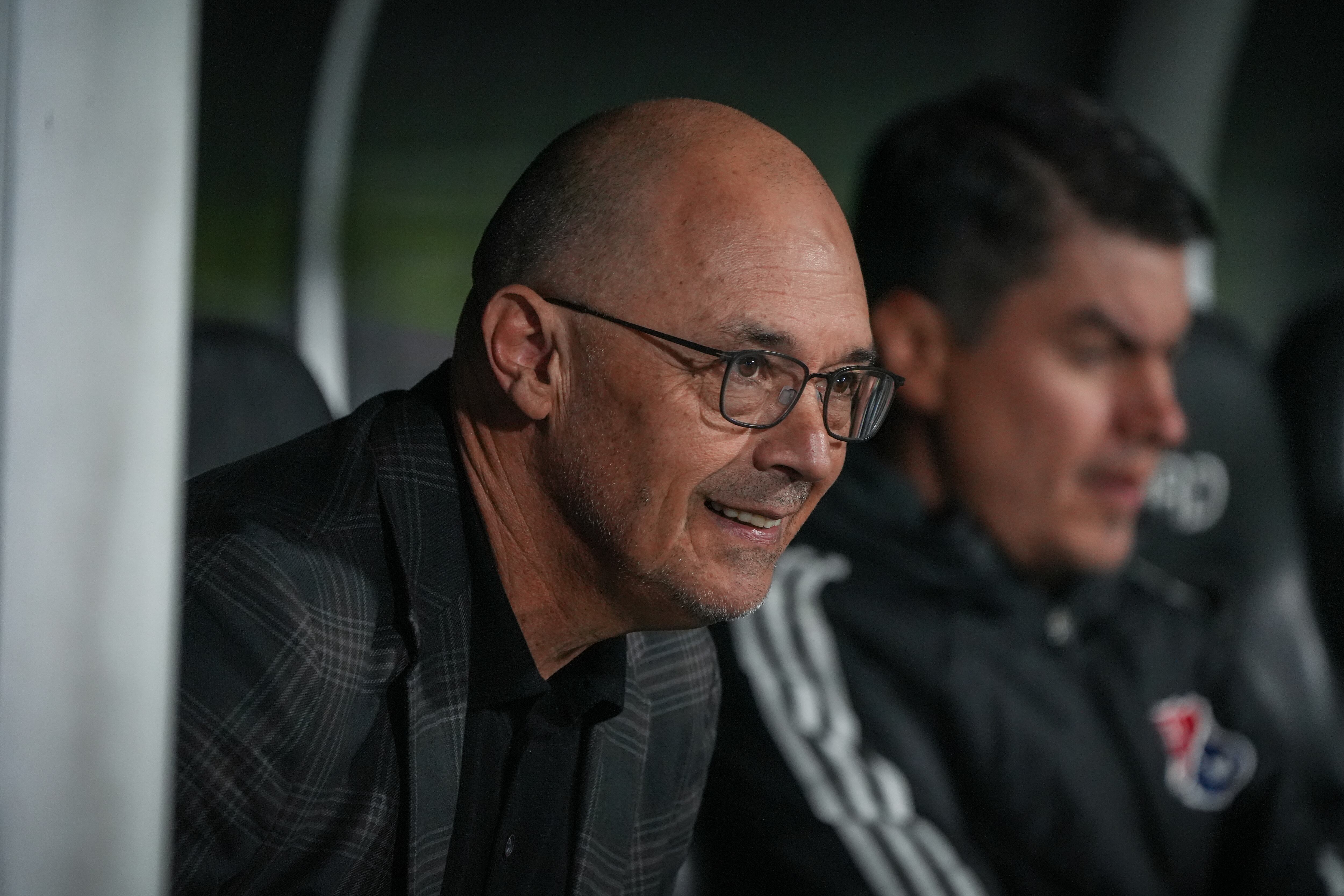 BOGOTA, COLOMBIA - AUGUST 2: Alfredo Arias DT of Independiente Medellin gestures during a match between Independiente Santa Fe and Independiente Medellin as part of Liga Betplay II at Estadio El Campin on August 2, 2023 in Bogota, Colombia. (Photo by Andres Rot/Getty Images)