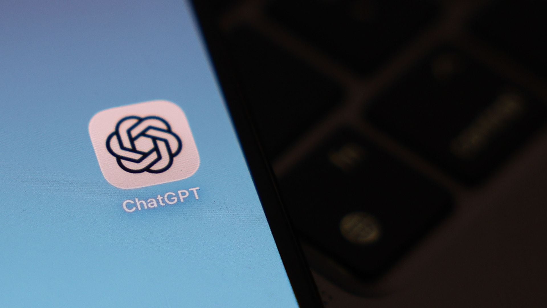 El modelo interpreta mejor lo que pide el usuario, logrando composiciones más ordenadas.