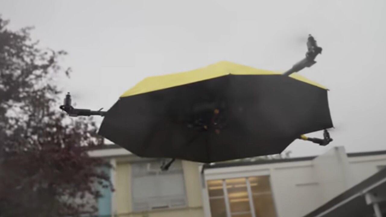 Un creador logró transformar un objeto cotidiano en un dispositivo autónomo que lo sigue mientras camina.