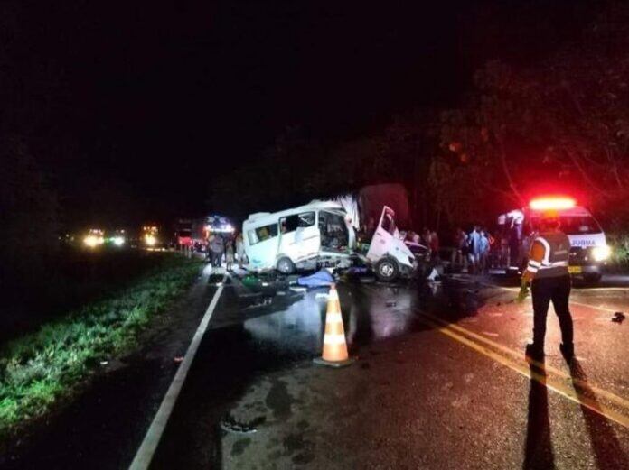 La buseta habría invadido el carril contrario para adelantar otro vehículo.