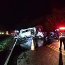 La buseta habría invadido el carril contrario para adelantar otro vehículo.