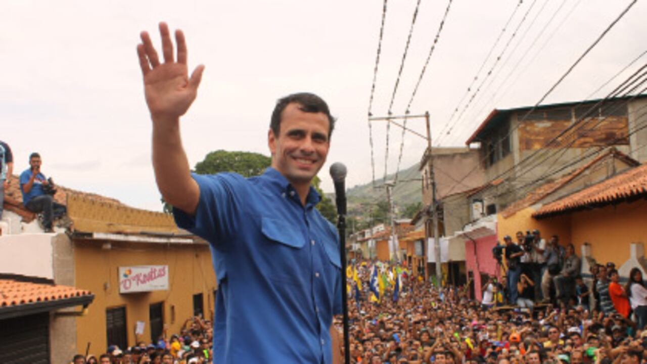 La estrategia de Capriles ha sido recorrer no sólo las grandes ciudades donde hay más votos, sino los pueblos pequeños, que la oposición desestimó en el pasado y donde el chavismo siempre ganaba. Ha sido muy bien recibido en los lugares más olvidados.