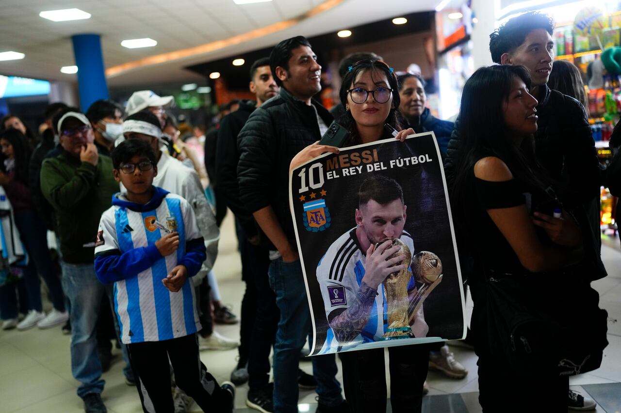 Aficionados del astro argentino Lionel Messi aguardan la llegada de la selección de Argentina en el aeropuerto en El Alto, el domingo 10 de septiembre de 2023. Argentina enfrenta a Bolivia en las eliminatorias del Mundial.(AP Foto/Juan Karita)
