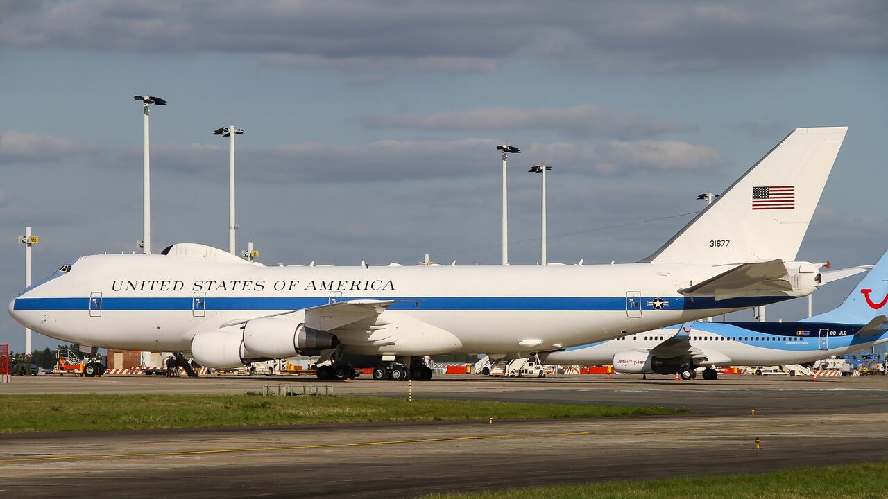 El avión Boeing 747-200B Doomsday de la Fuerza Aérea de EE. UU. estacionado en la plataforma de Bruselas.
