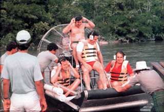 Alberto Santofimio Botero en un paseo por el Magdalena Medio junto al capo Pablo Emilio Escobar Gaviria, jefe del cartel de Medellín. Ambos están señalados del magnicidio del dirigente liberal Luis Carlos Galán.

FOTO: JUAN JOSÉ HOYOS.