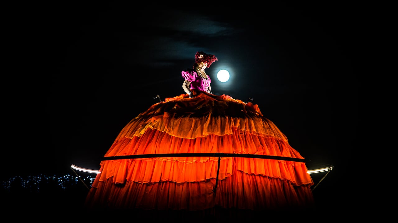 Francia, 'Muñecas gigantes', Mobile Homme Transe Express.