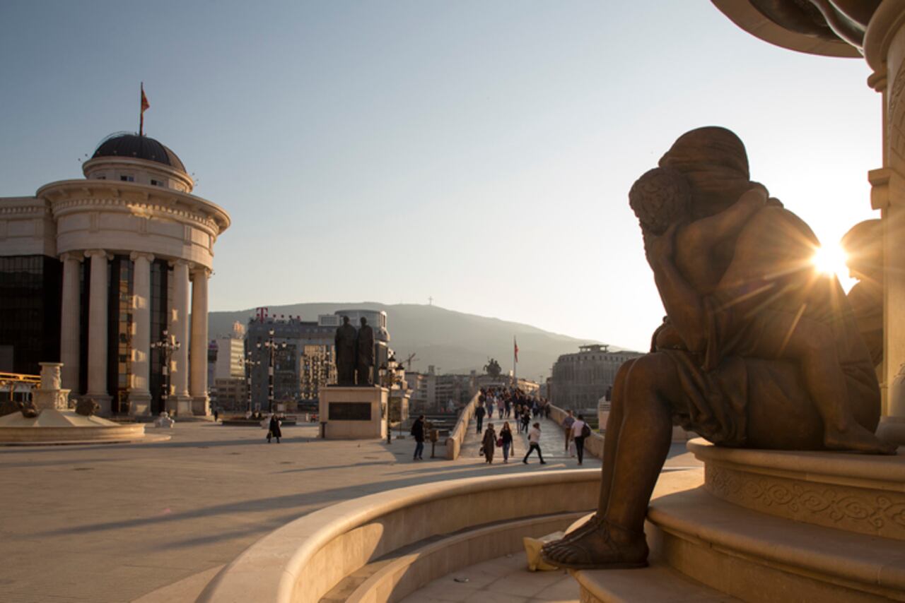 Con vistas al famoso Puente de Piedra, sobre el río Vardar y ubicado en Skopie, la capital de Macedonia del Norte