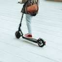 movimiento borroso de un scooter de empuje patineta electrica