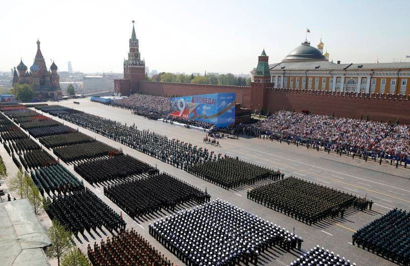 Soldados rusos ensayaron su marcha a lo largo de la Plaza Roja cargando la bandera de la victoria de la Segunda Guerra Mundial antes del desfile militar del Día de la Victoria en Moscú el 9 de mayo. FOTO: Alexander Zemlianichenko / AP
