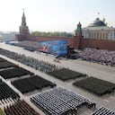 Soldados rusos ensayaron su marcha a lo largo de la Plaza Roja cargando la bandera de la victoria de la Segunda Guerra Mundial antes del desfile militar del Día de la Victoria en Moscú el 9 de mayo. FOTO: Alexander Zemlianichenko / AP