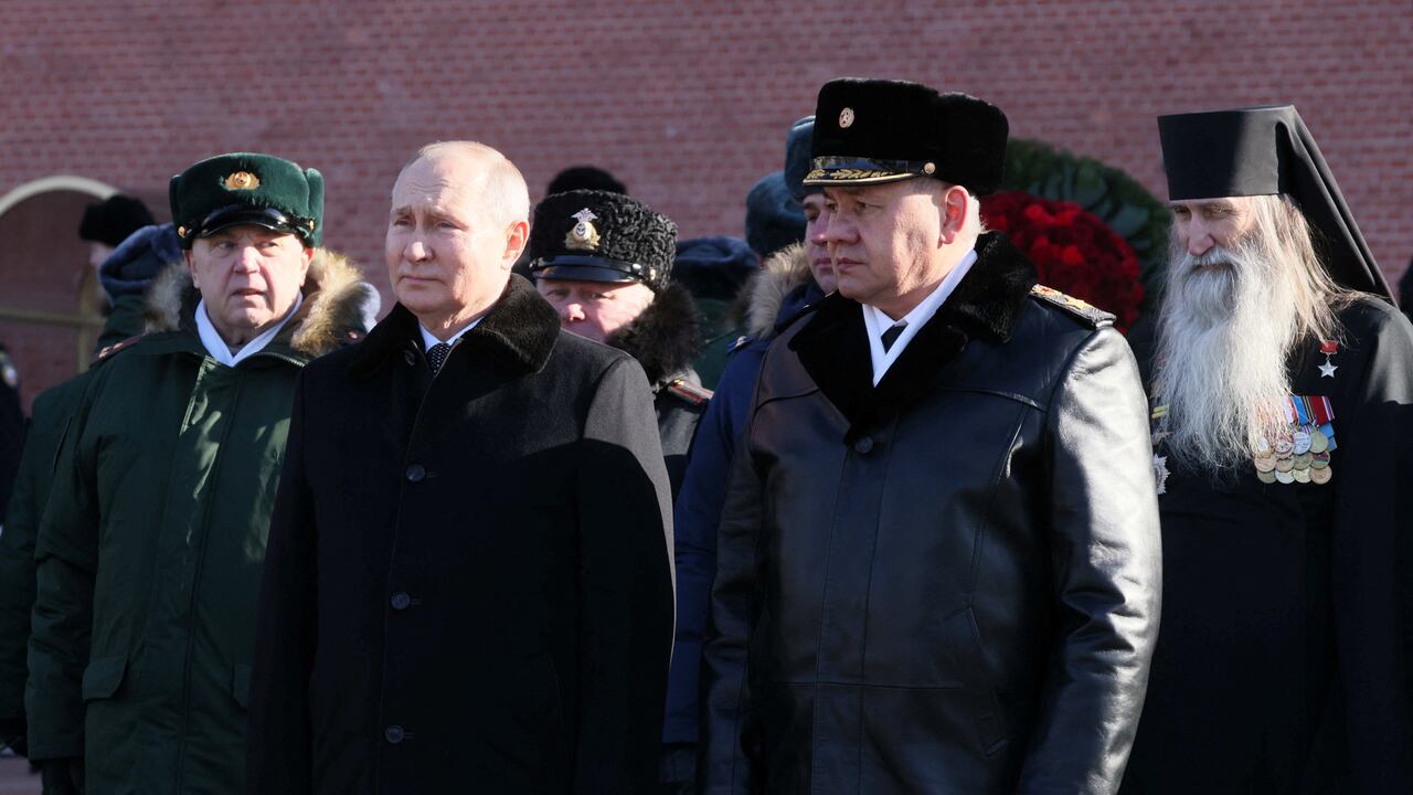 El presidente ruso, Vladimir Putin, y el ministro de Defensa, Sergei Shoigu, participan en una ceremonia de colocación de coronas en la Tumba del Soldado Desconocido junto al Muro del Kremlin en el Día del Defensor de la Patria en Moscú