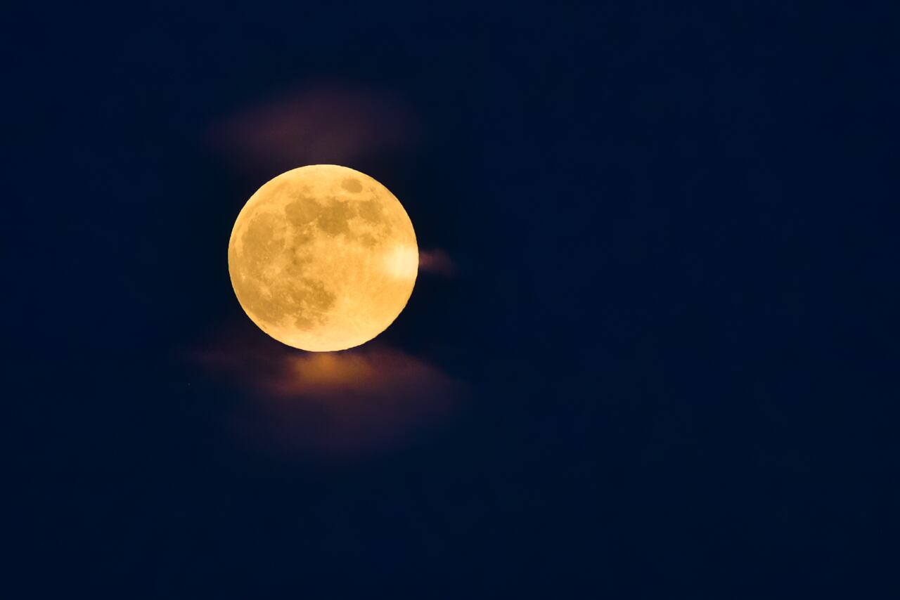 luna llena de color sobre el hermoso paisaje de verano