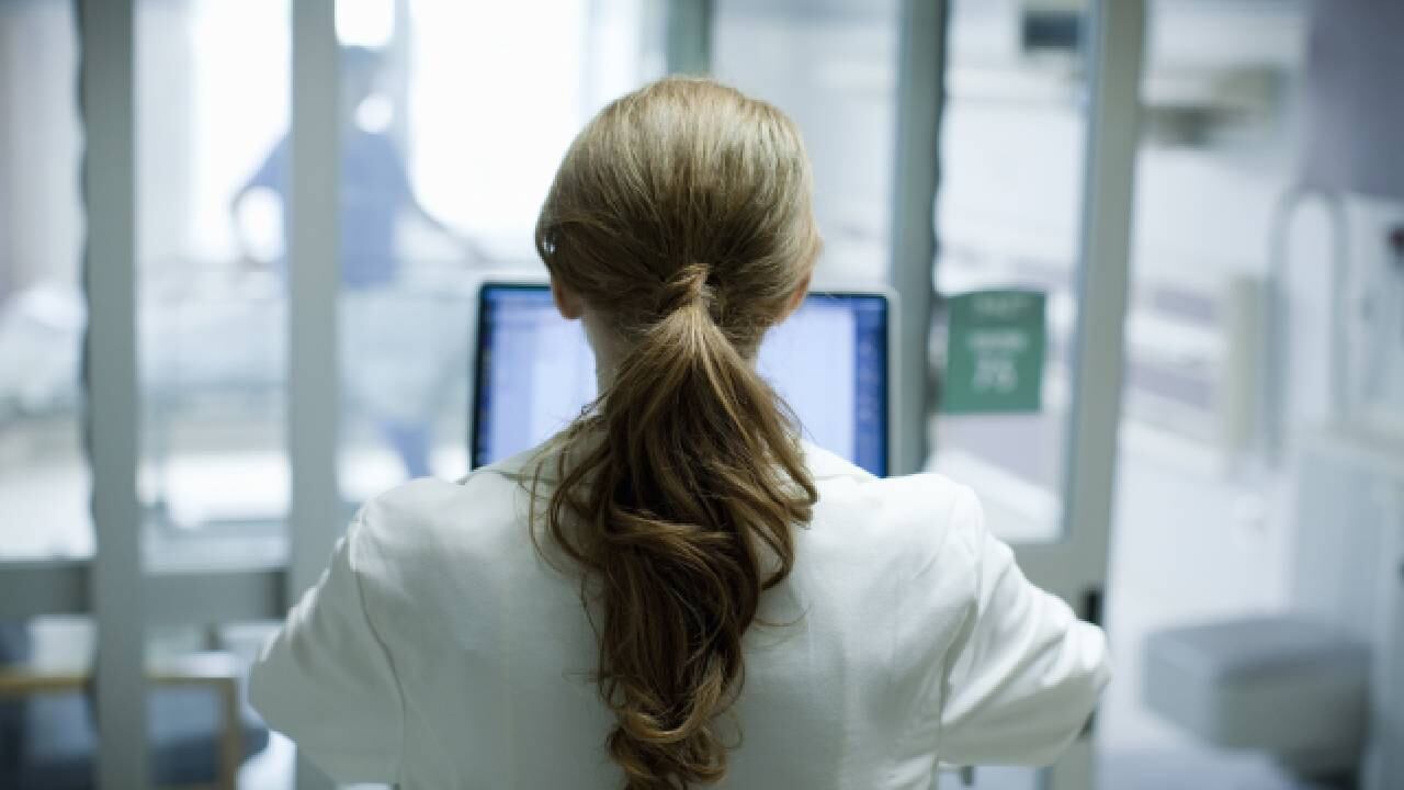 La acusada se habría hecho pasar por una pariente que sí tiene licencia de medicina (imagen de referencia).