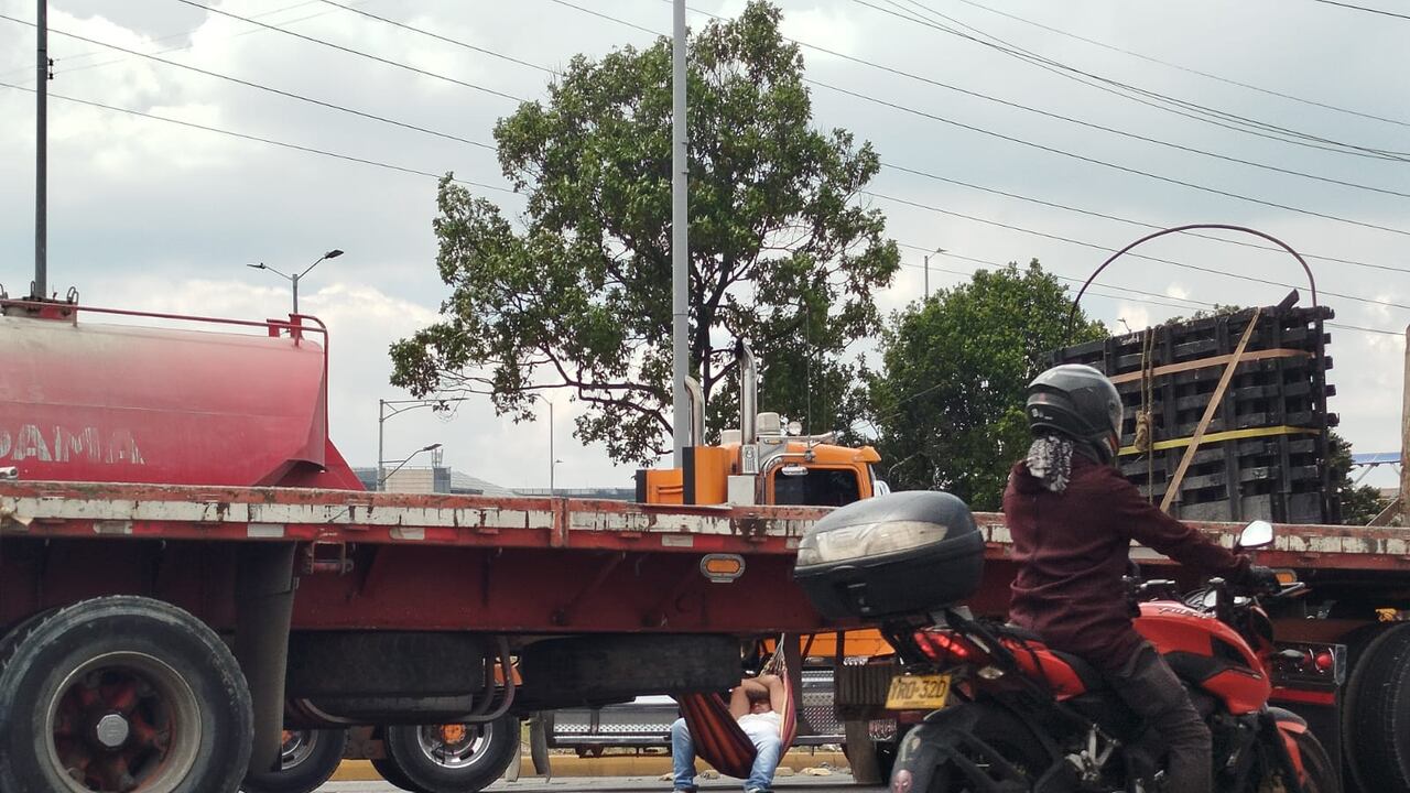 Paro de transportadores y camioneros en la autopista norte con 187, hamaca
