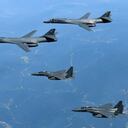 Los bombarderos B-1B de la Fuerza Aérea de EE.UU., arriba y segundo desde arriba, y los aviones de combate surcoreanos F-15K sobrevuelan la península coreana, Corea del Sur. Estados Unidos voló dos bombarderos supersónicos sobre la península coreana el martes en un show de fuerza contra Corea del Norte, dijeron funcionarios surcoreanos. (Ministerio de Defensa de Corea del Sur vía AP)