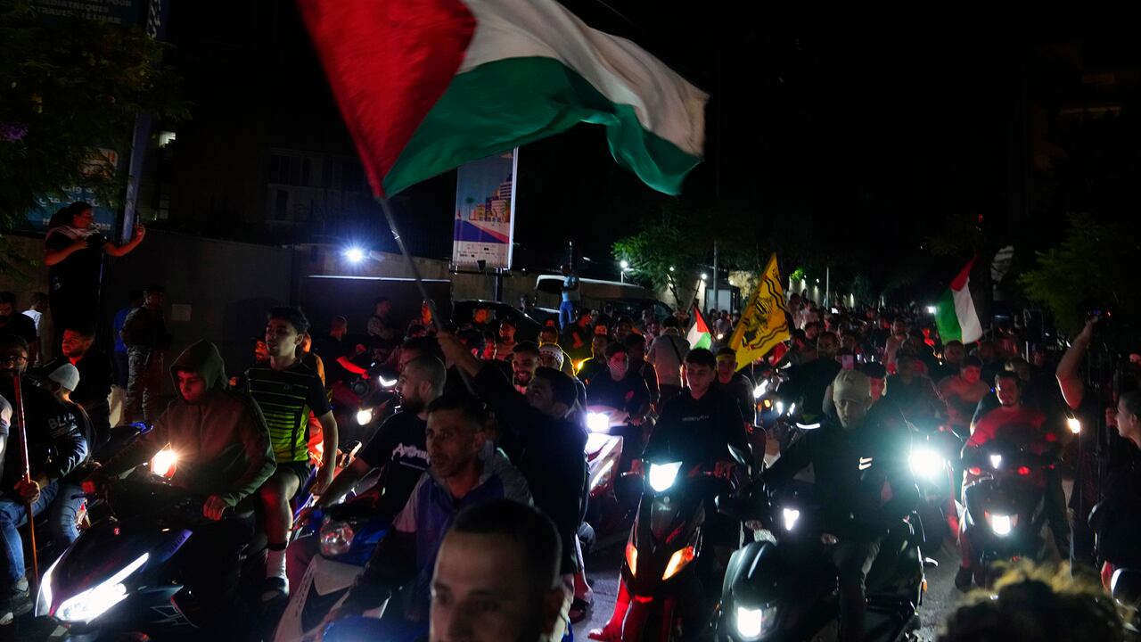 Manifestantes ondean banderas palestinas durante una protesta en solidaridad con el pueblo palestino en Gaza frente a la embajada de Francia en Beirut, Líbano, el martes 17 de octubre de 2023. (Foto AP/Bilal Hussein)