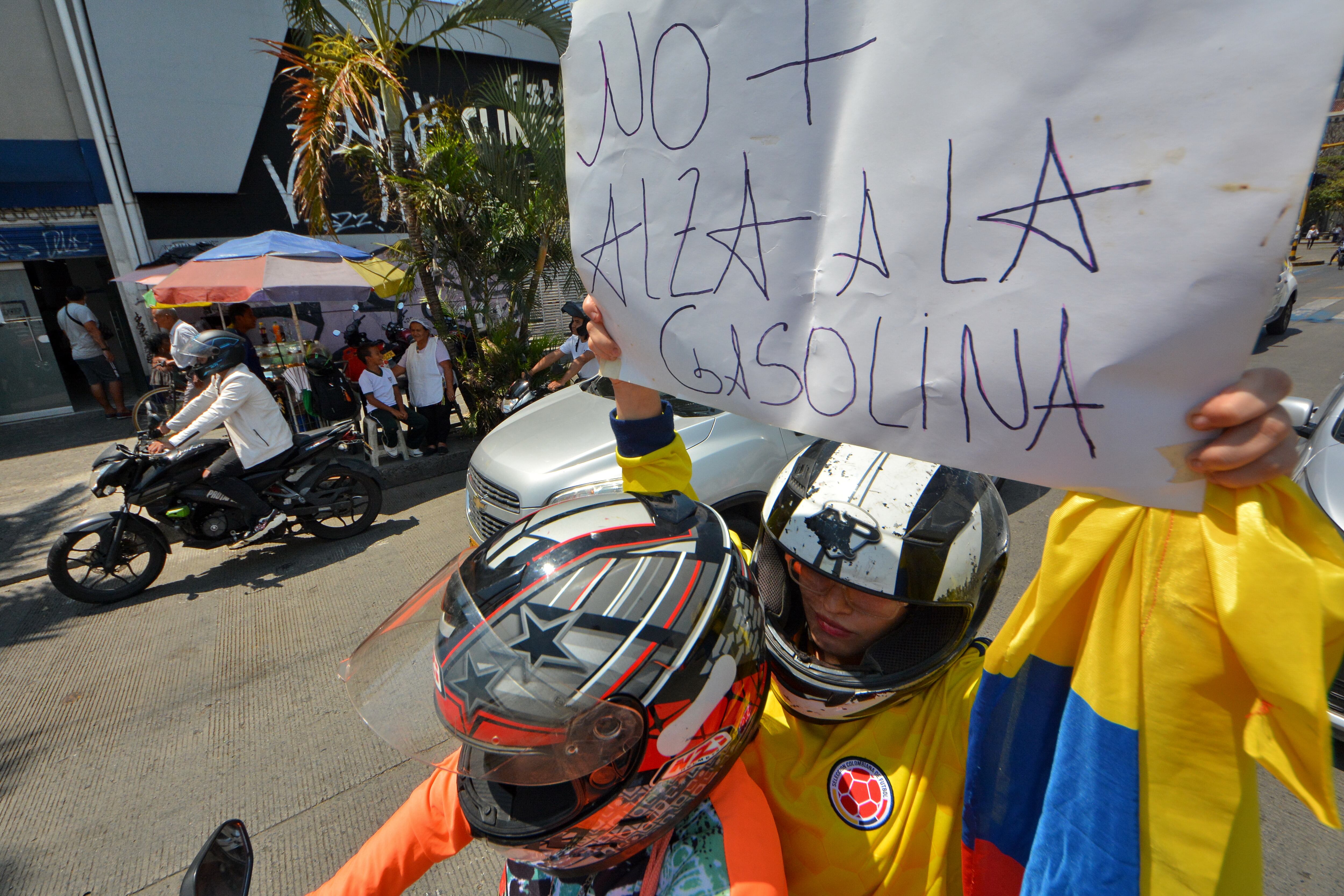 Así se vivió la marcha en contra del alza de la gasolina en la capital del Valle. A pie, en moto y en vehículos particulares, salieron desde el Parque de las Banderas y llegó a la Gobernación.