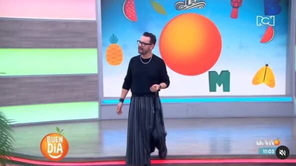 El presentador se dejó ver muy cómodo con su look