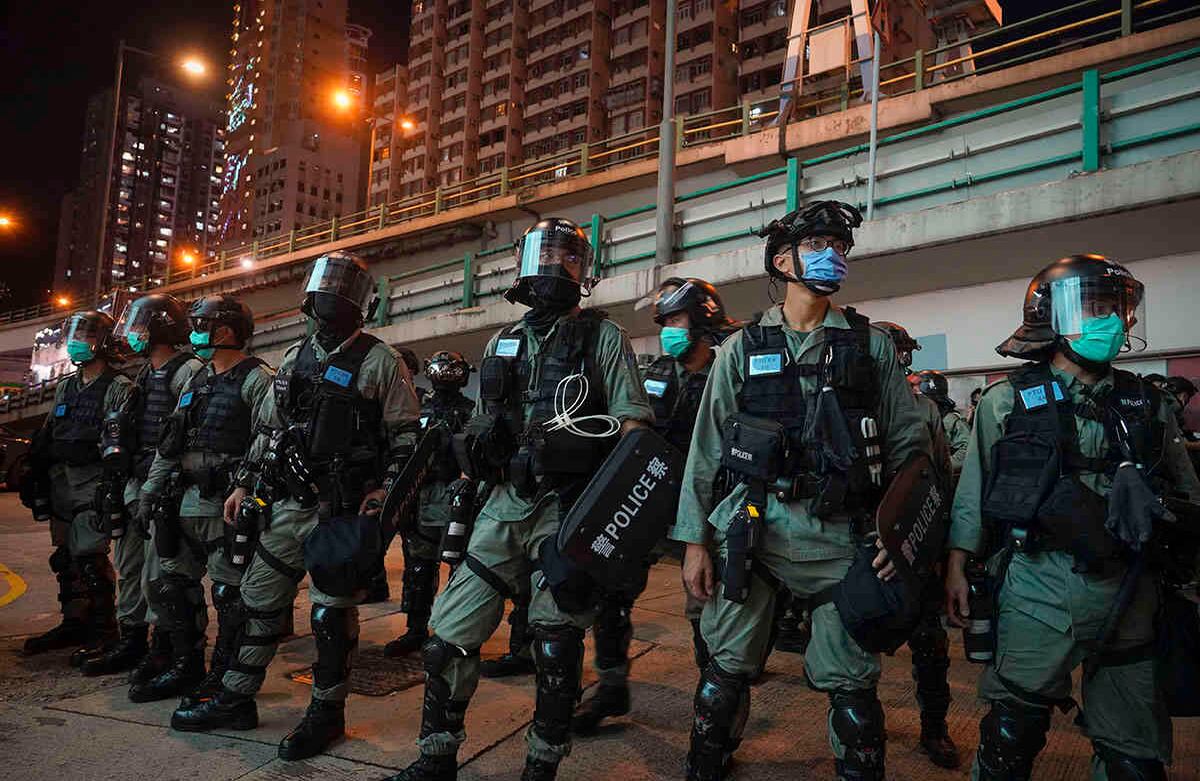 La policía antidisturbios hace guardia después de rechazar a los manifestantes que se manifestaban contra la nueva ley de seguridad nacional durante el aniversario de la entrega de Hong Kong desde Gran Bretaña. Foto: Vincent Yu/AP