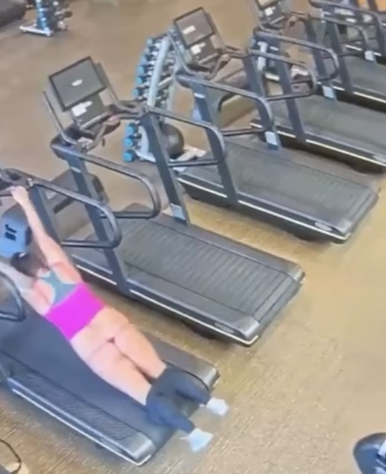 Mujer se quedó sin pantalones usando caminadora.