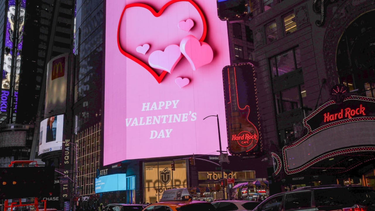 Una vista de la señalización digital ilustrada en el rascacielos mientras Times Square alberga bodas, propuestas sorpresa y una ceremonia de renovación de votos en los icónicos Red Steps de Duffy Square durante el día de San Valentín el 14 de febrero de 2025 en la ciudad de Nueva York, Estados Unidos. (Foto de Selcuk Acar/Anadolu vía Getty Images)