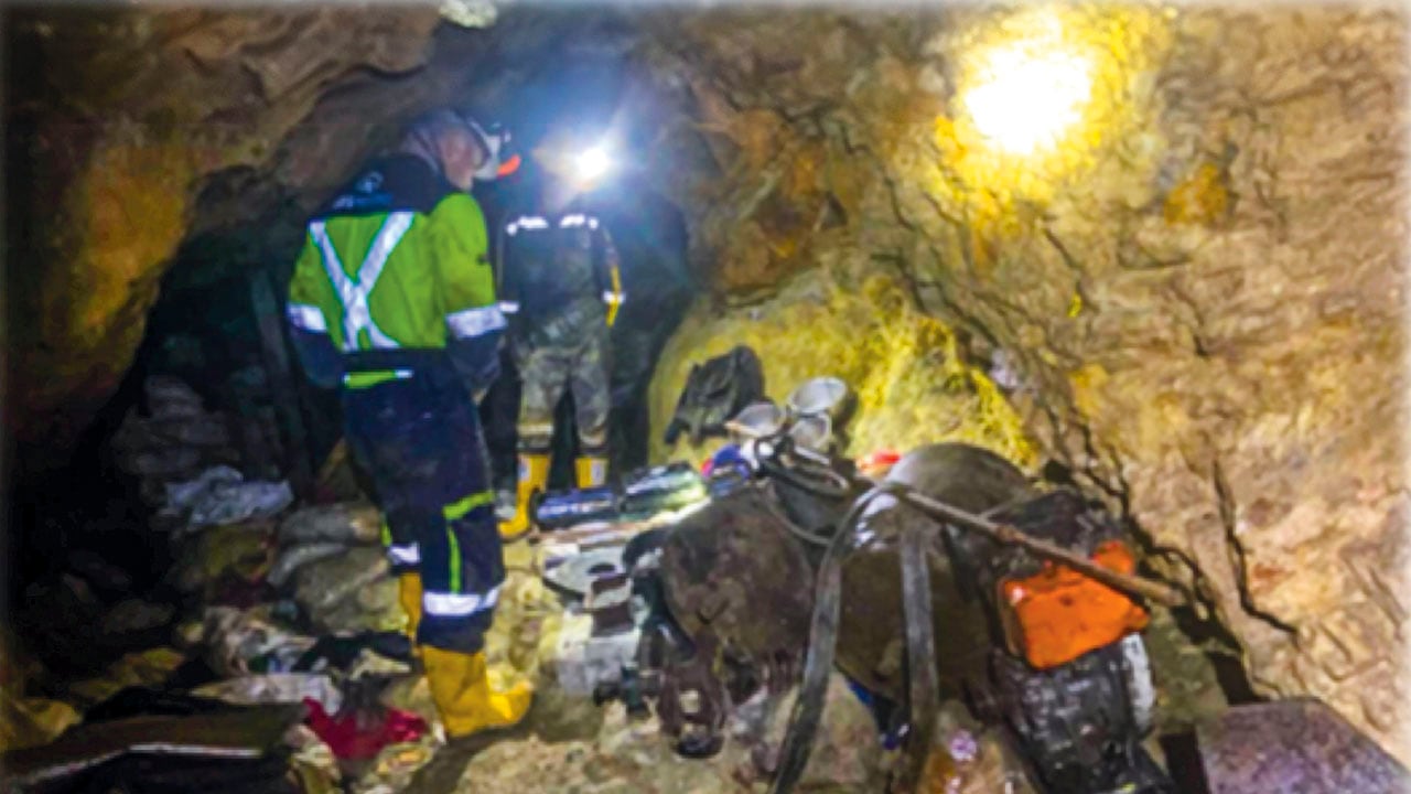 Los caminos se abren con explosivos ilegales en terrenos que el Estado les autorizó explotar a las dos multinacionales extranjeras más grandes