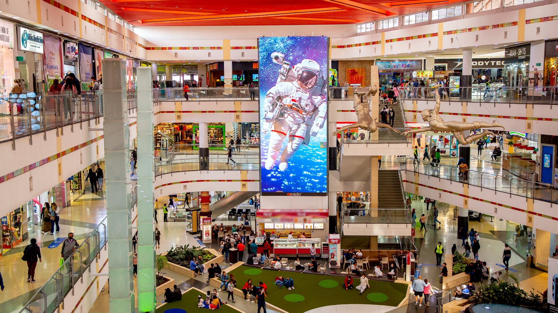 Enmedio se ha consolidado como una de las compañías líderes en América Latina en el segmento de señalización digital, retail media y soluciones de Digital Out-Of-Home.