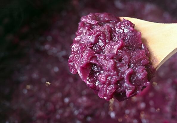 Cada porción de 89 gramos de col morada brinda: calorías: 28, fibra: 2 gramos, proteína: 1 gramo, potasio: 5 % del valor diario recomendado (VDR), tiamina: 5 % del VDR, carbohidratos: 7 gramos, vitamina K: 28 % del VDR, vitamina B6: 11 % del VDR, vitamina A: 6 % del VDR, riboflavina: 5 % del VDR y vitamina C: 56 % del valor diario recomendado (VDR). (Photo by Patrick Pleul/picture alliance via Getty Images)