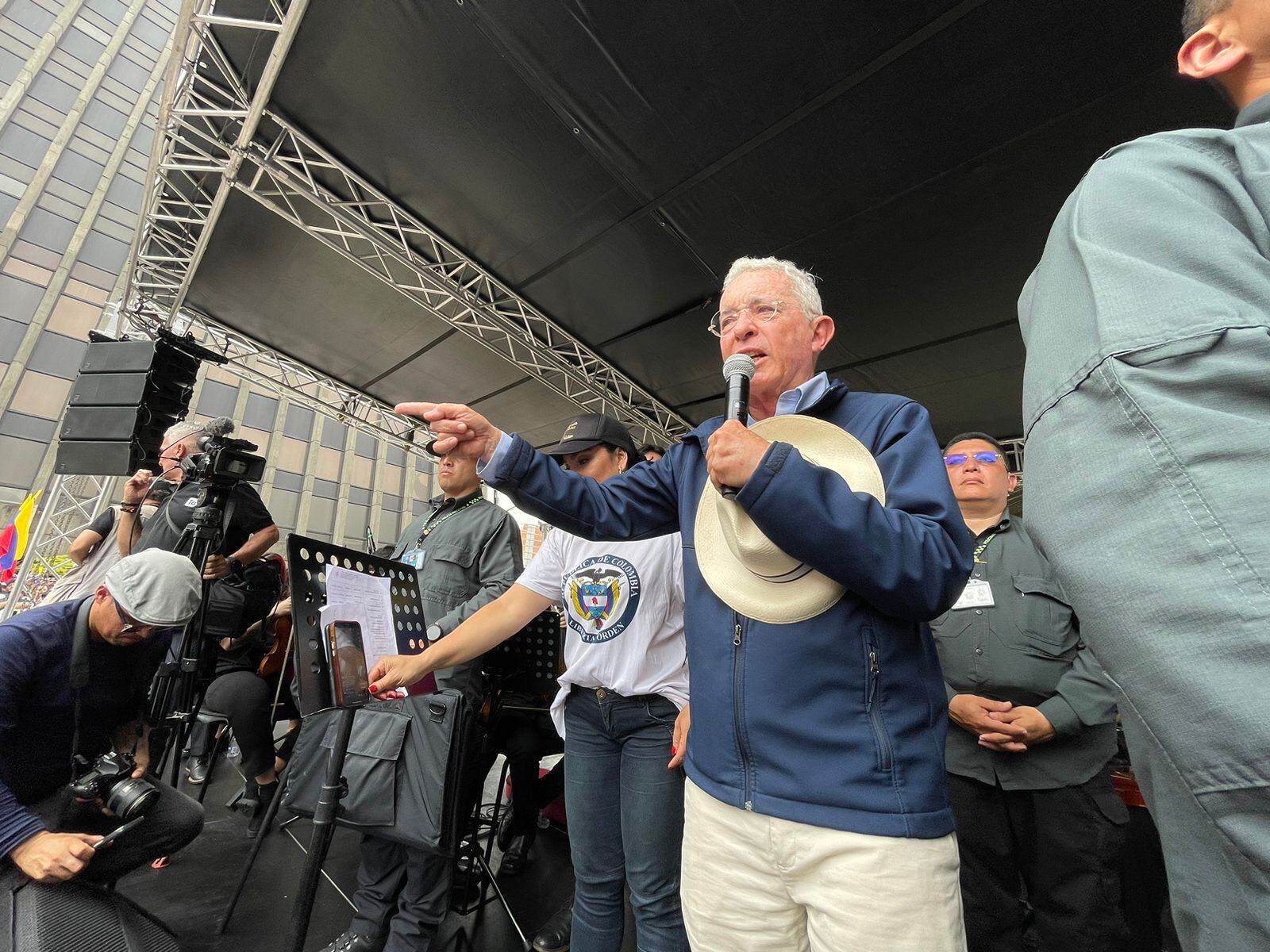 Álvaro Uribe en el plantón en Medellín por Venezuela.