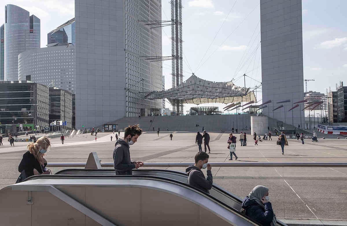 Personas con mascarillas bajan por una escalera eléctrica a una estación de metro en el distrito comercial La Defense en París, el lunes 11 de mayo de 2020. Foto:Michel Euler/AP
