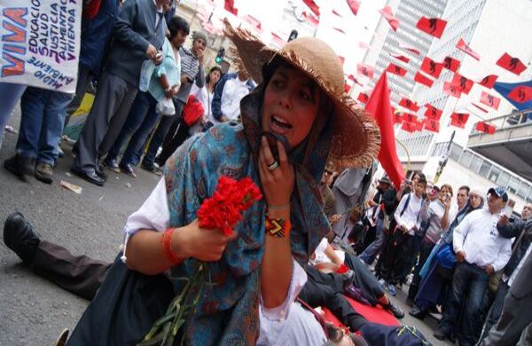 Al frente del lugar donde fue asesinado Jorge Eliecer Gaitán, se realizó una representación teatral del sufrimiento de las esposas y madres de las victimas. Fotografía: Edwin Tamayo / SEMANA