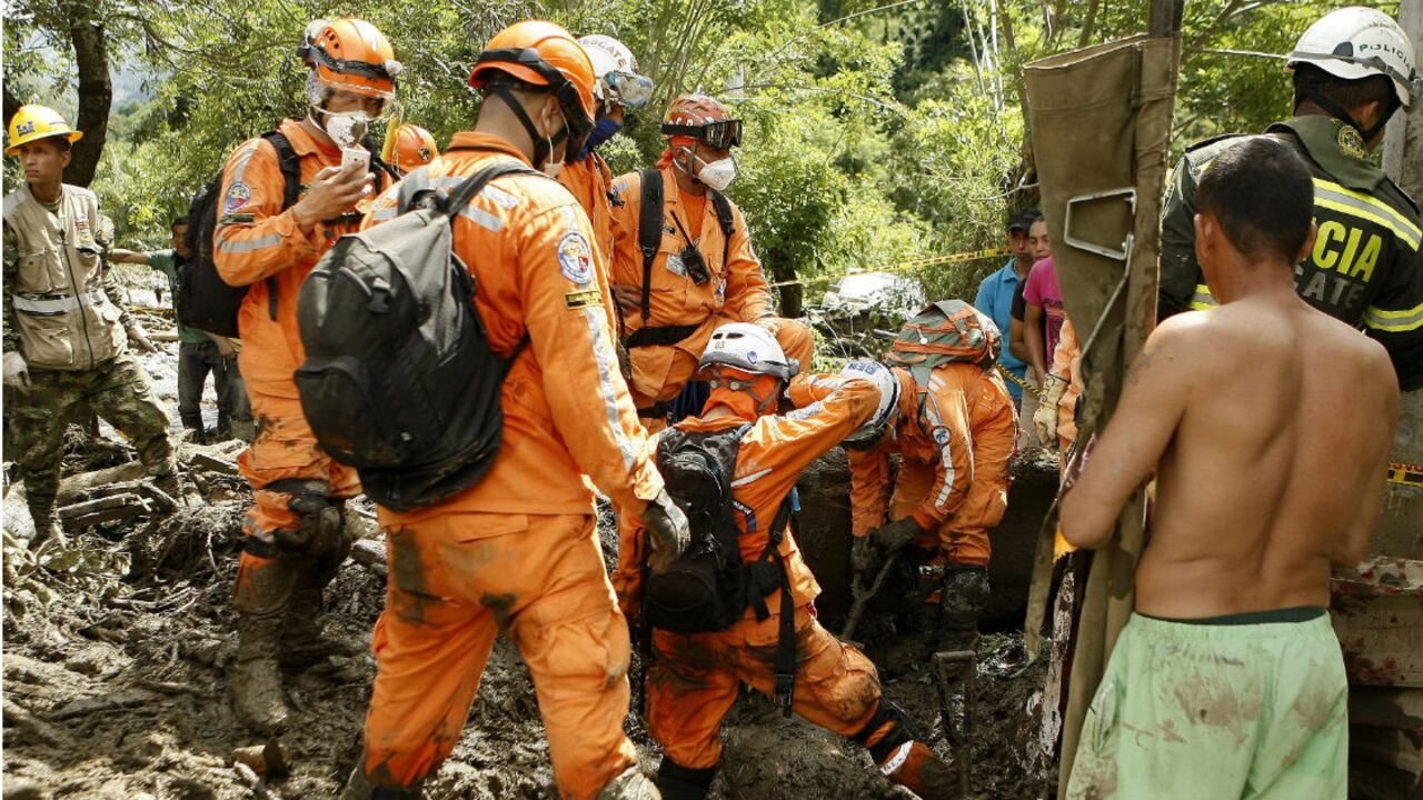 En medio de la devastación y de una profunda angustia, los vecinos del municipio de Salgar colaboraban con las autoridades en la búsqueda de víctimas.