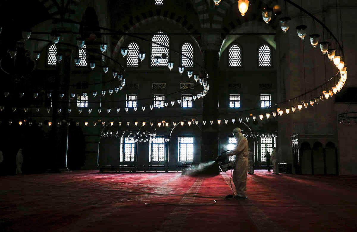 Un trabajador vestido con un traje de protección contra el coronavirus, desinfecta la histórica mezquita de Süleymaniye/Foto: AP - Emrah Gurel