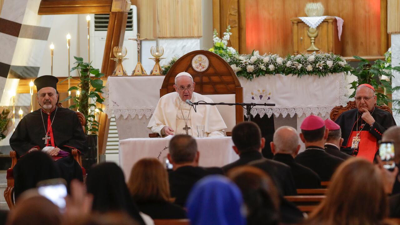 Patriarca católico siríaco de Antioquía Ignatius Ephrem Joseph III Yonan, a la izquierda, y Patriarca de Babilonia de los Caldeos, el Cardenal Louis Sako, a la derecha, escuchan al Papa Francisco pronunciar su discurso durante una reunión con obispos y sacerdotes, en el Sayidat al-Nejat (Nuestra Señora de Salvación), en Bagdad, Irak, el viernes 5 de marzo de 2021. (Foto AP / Andrew Medichini)