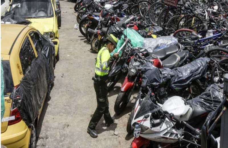 Los policías no tienen la responsabilidad de la protección de los carros. Foto: Carlos Julio Martínez / SEMANA..
