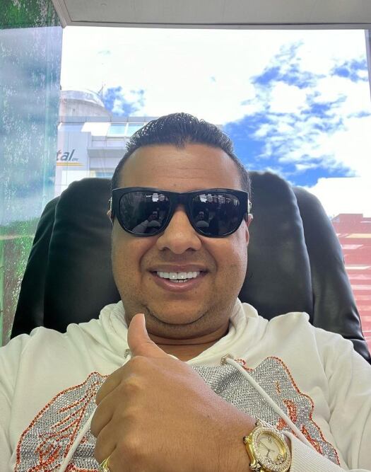 El artista se puso diamantes en su dentatura, como lo hizo su padre Diomedes.