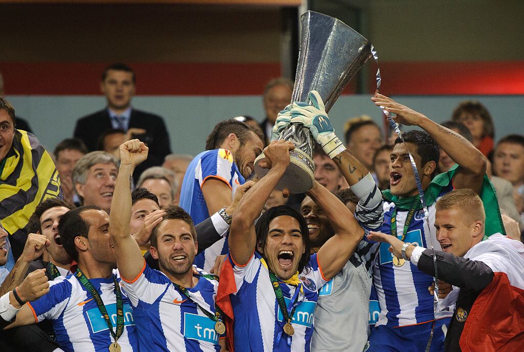 Radamel Falcao levantando el trofeo de la Europa League en 2011.