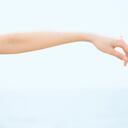 Eliminar la grasa en los brazos es posible con alimentación balanceada y ejercicio constante.