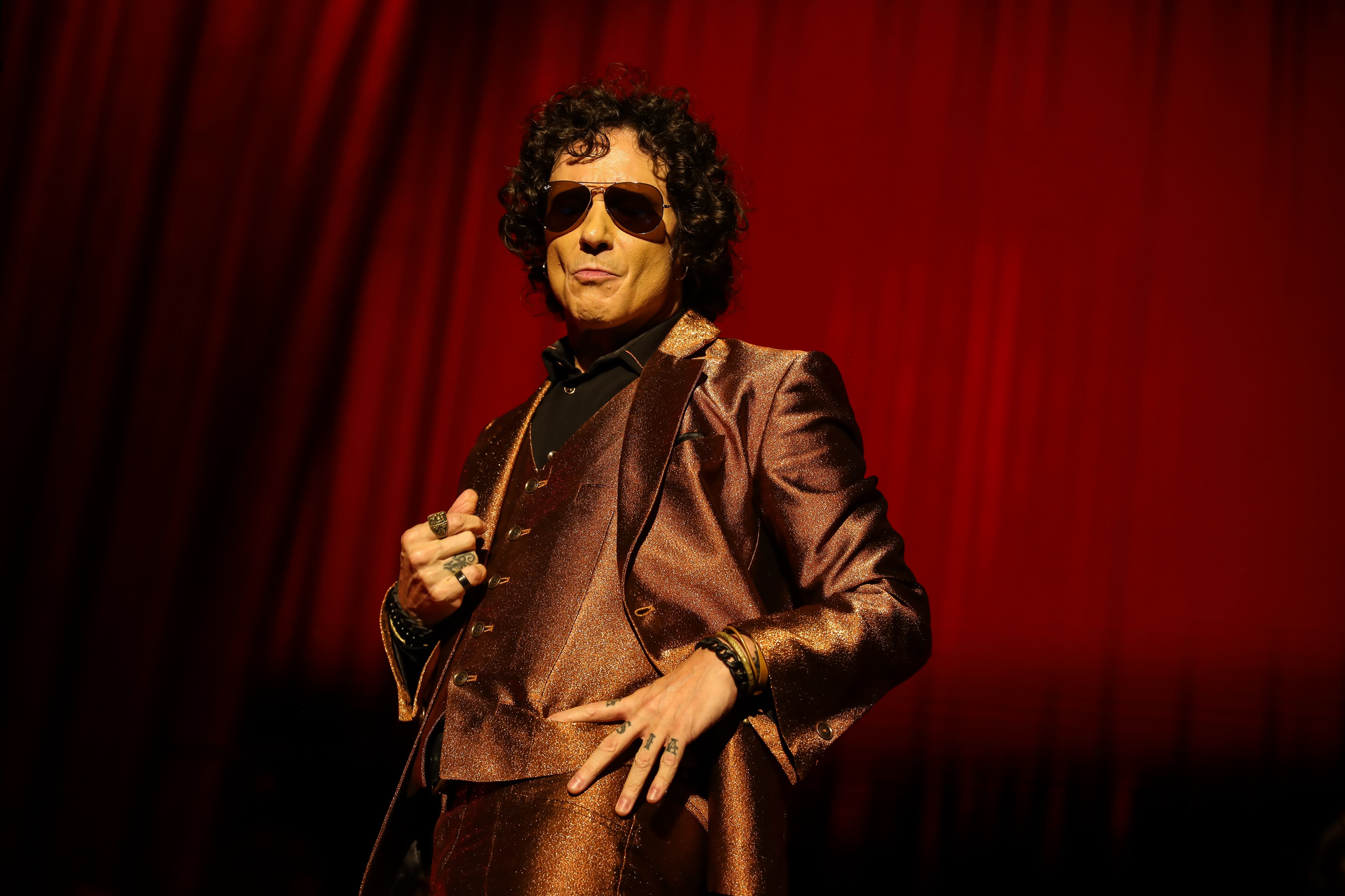 El tremendo músico, cantante y letrista Enrique Bunbury, llevando su Huracán Ambulante Tour al Movistar Arena de Bogotá.